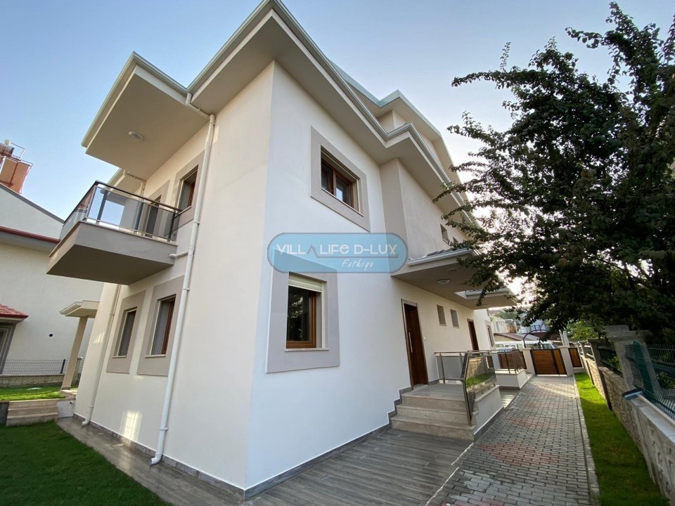  FETHİYEdE MERKEZİ KONUMDA SATILIK  BİTİŞİK NİZAM YENİ VİLLA!!      